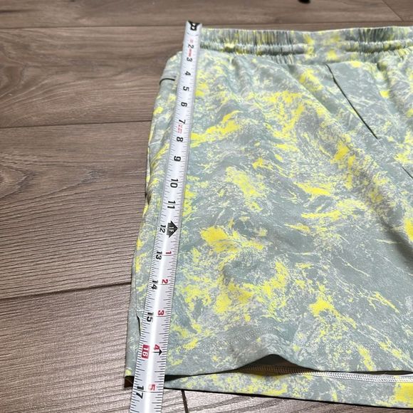 Lululemon Pool Short 7" Washed Marble Alpine White Electric Lemon Multi (flaw) S - Picture 9 of 12